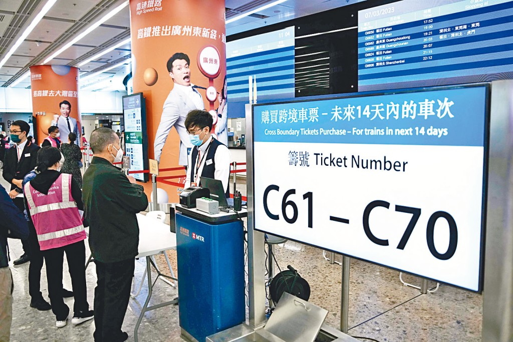 高鐵西九龍站購票處新增取籌系統,市民大讚買票十分暢順。