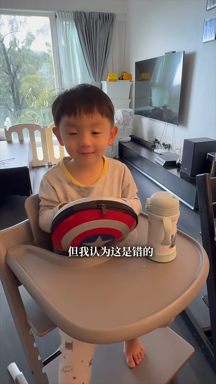 客廳一旁可見落地大窗,設計簡潔。 客廳一旁可見落地大窗,設計簡潔。