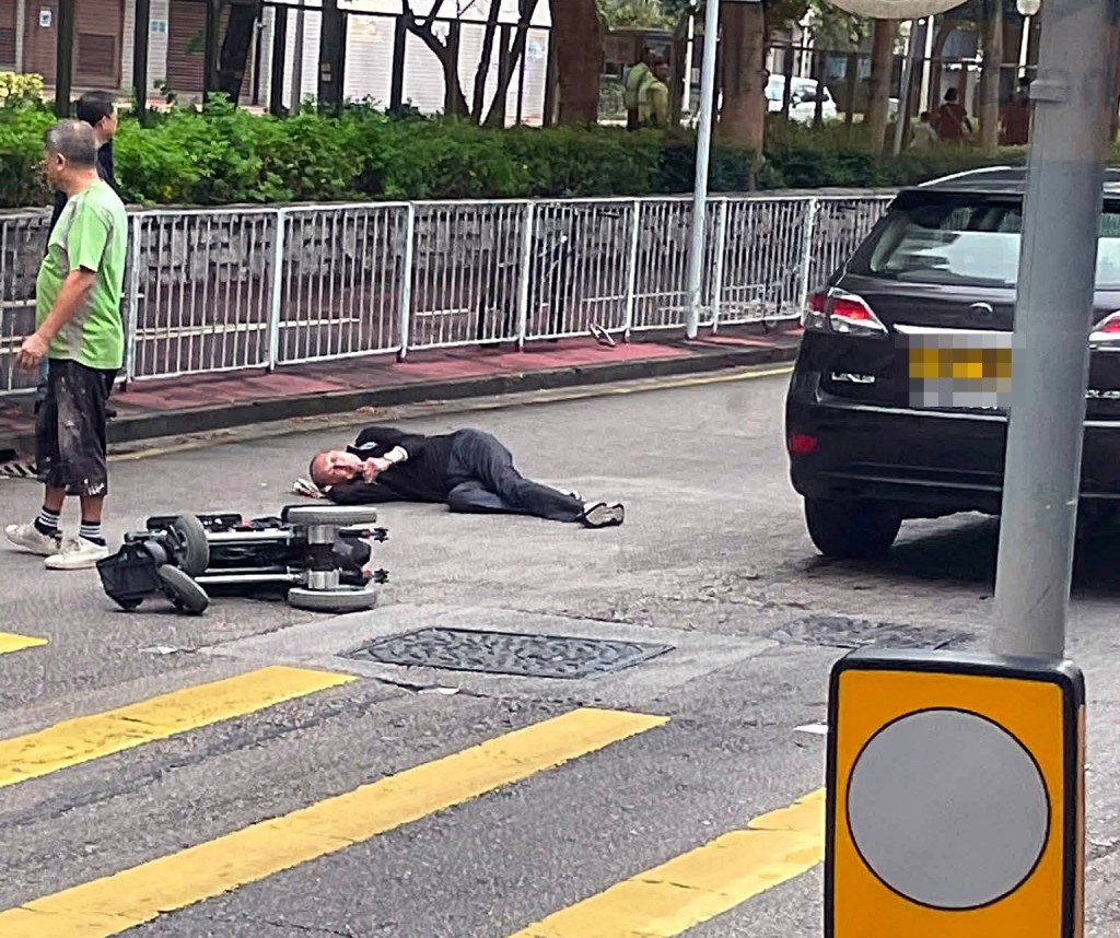 輪椅伯捱撞倒地受傷。網圖 輪椅伯捱撞倒地受傷。網圖