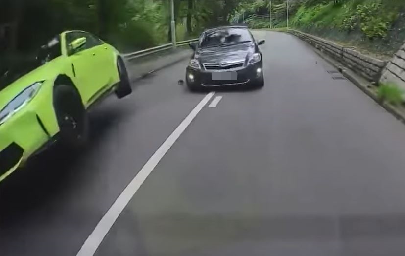 寶馬左車身彈起離地，再衝前撞前面另一私家車。車cam L（香港群組）Bosco Chu影片截圖