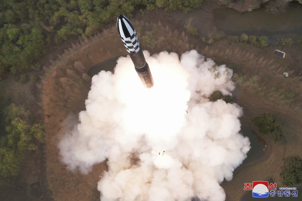 北韓首次試射「火星-18」新型固體燃料洲際彈道導彈。美聯社