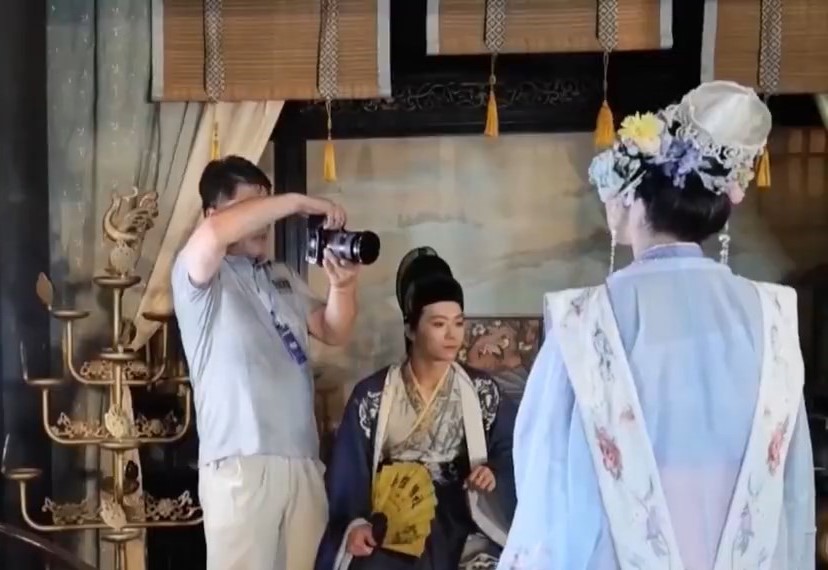 游客只需约300元就可以在横店体验做主角的滋味。央视截图