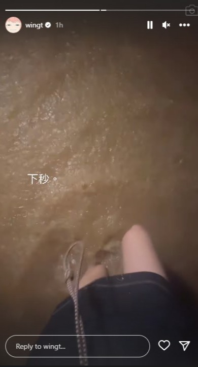 片中可见水浸情况严重，水位高到林泳淘小腿位置。