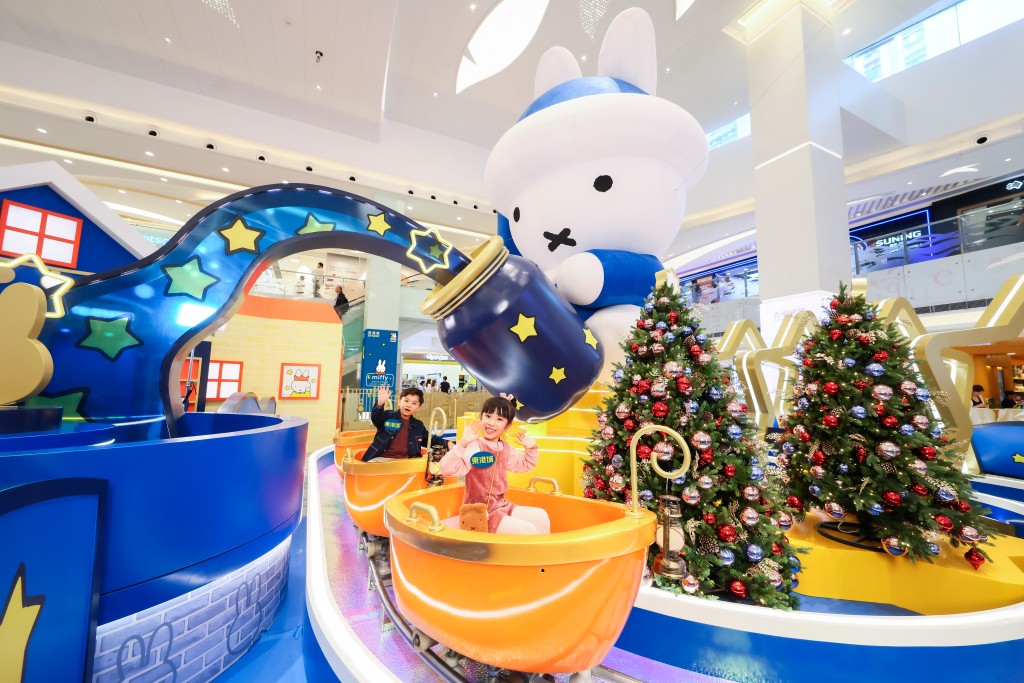 手捧璀璨星願瓶的超巨型「星願守護使者」（圖片來源：東港城）