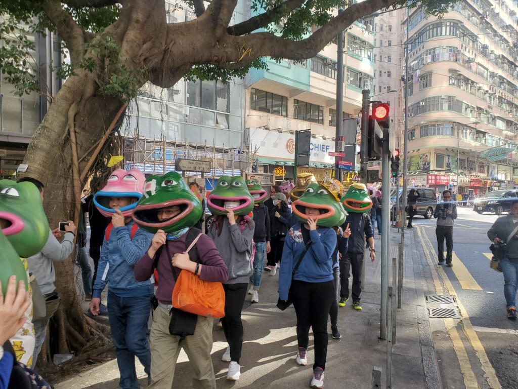 一批参与游行的人士,戴著PEPE及连登猪头套出席。