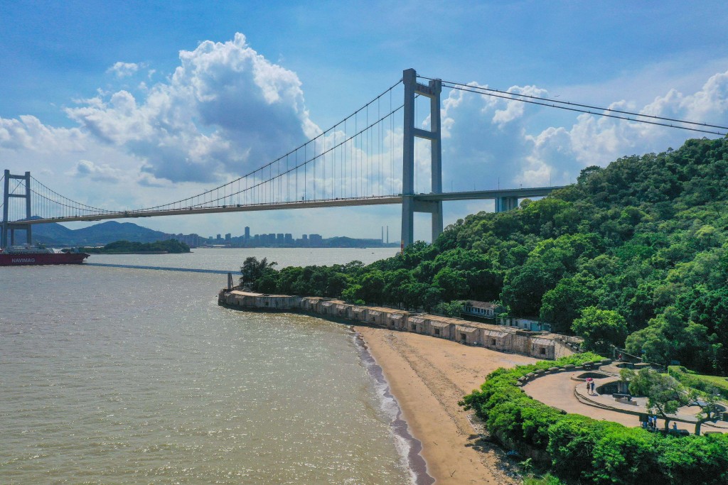 端午假期，多條連接香港與內地的主要通道車流將顯著增長。 中新社