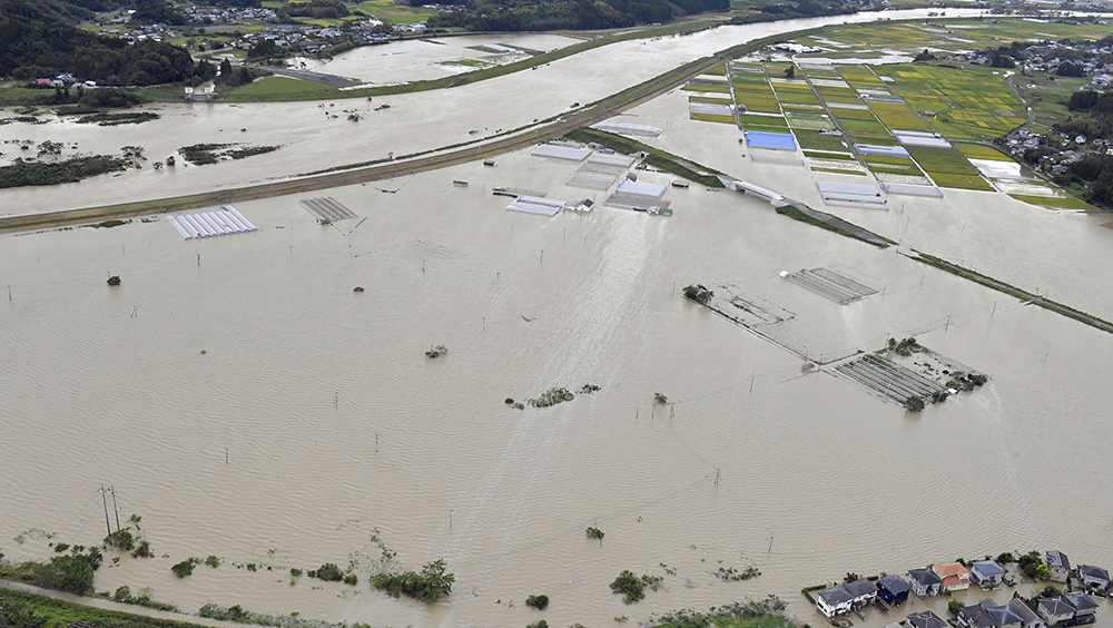 日本南部宮崎縣國富町遭洪水淹浸，變成澤國。AP
