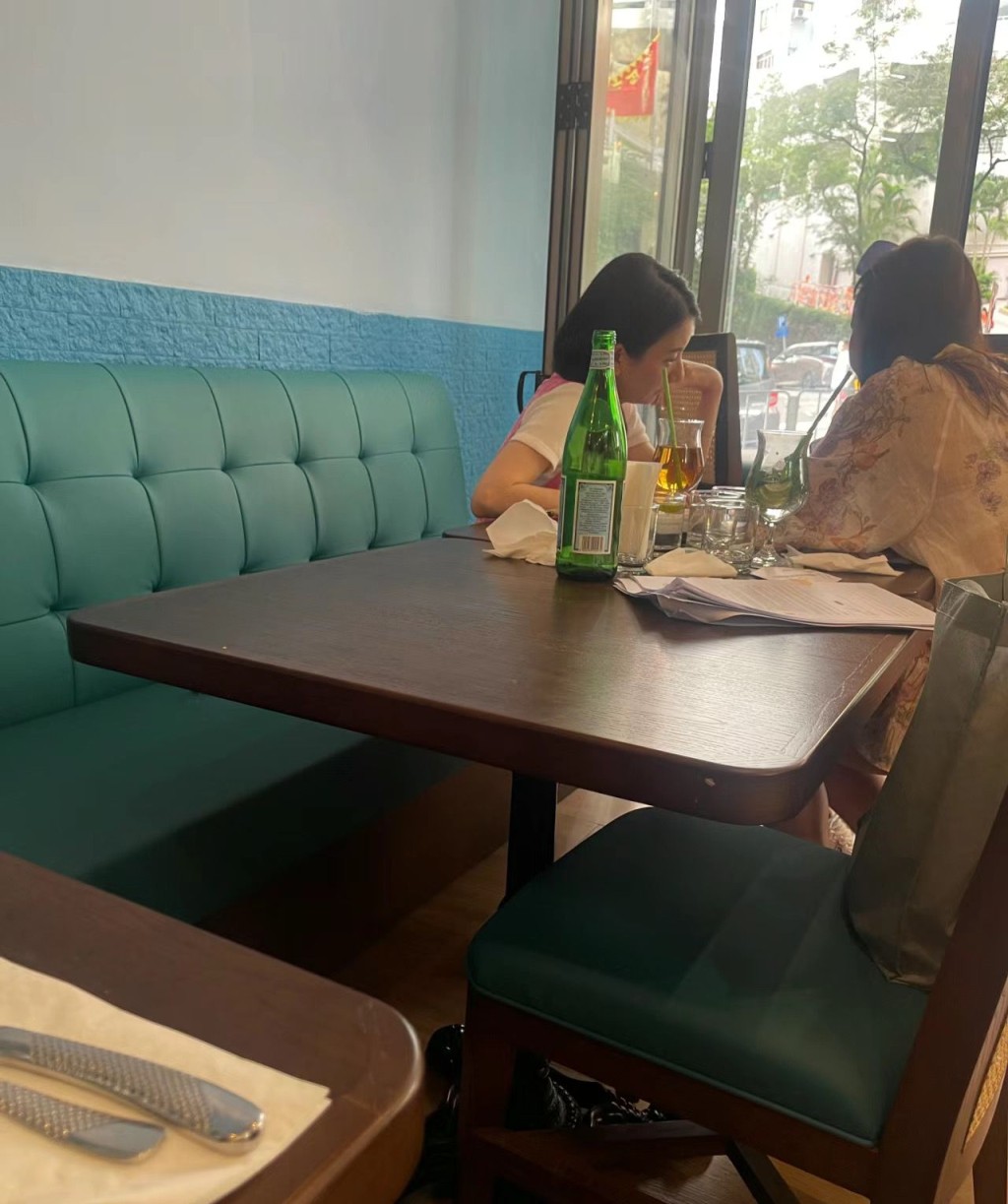 昨晚（13日）有網民透露日前在跑馬地食飯偶遇方媛，可見兩人一臉嚴肅討論，加上桌面擺放着一堆文件，估計正在商討公事。