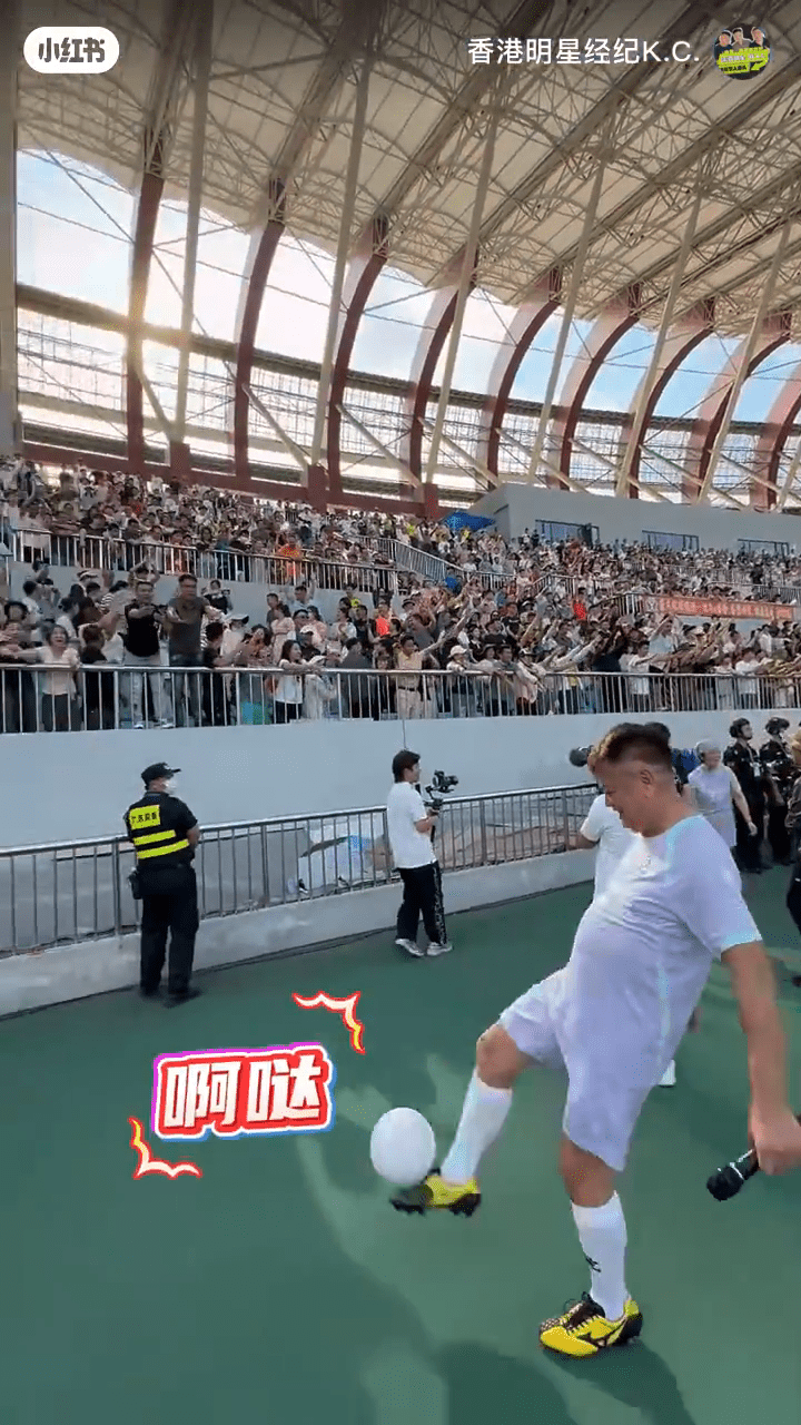 陳百祥大腳一踢。 陳百祥大腳一踢。