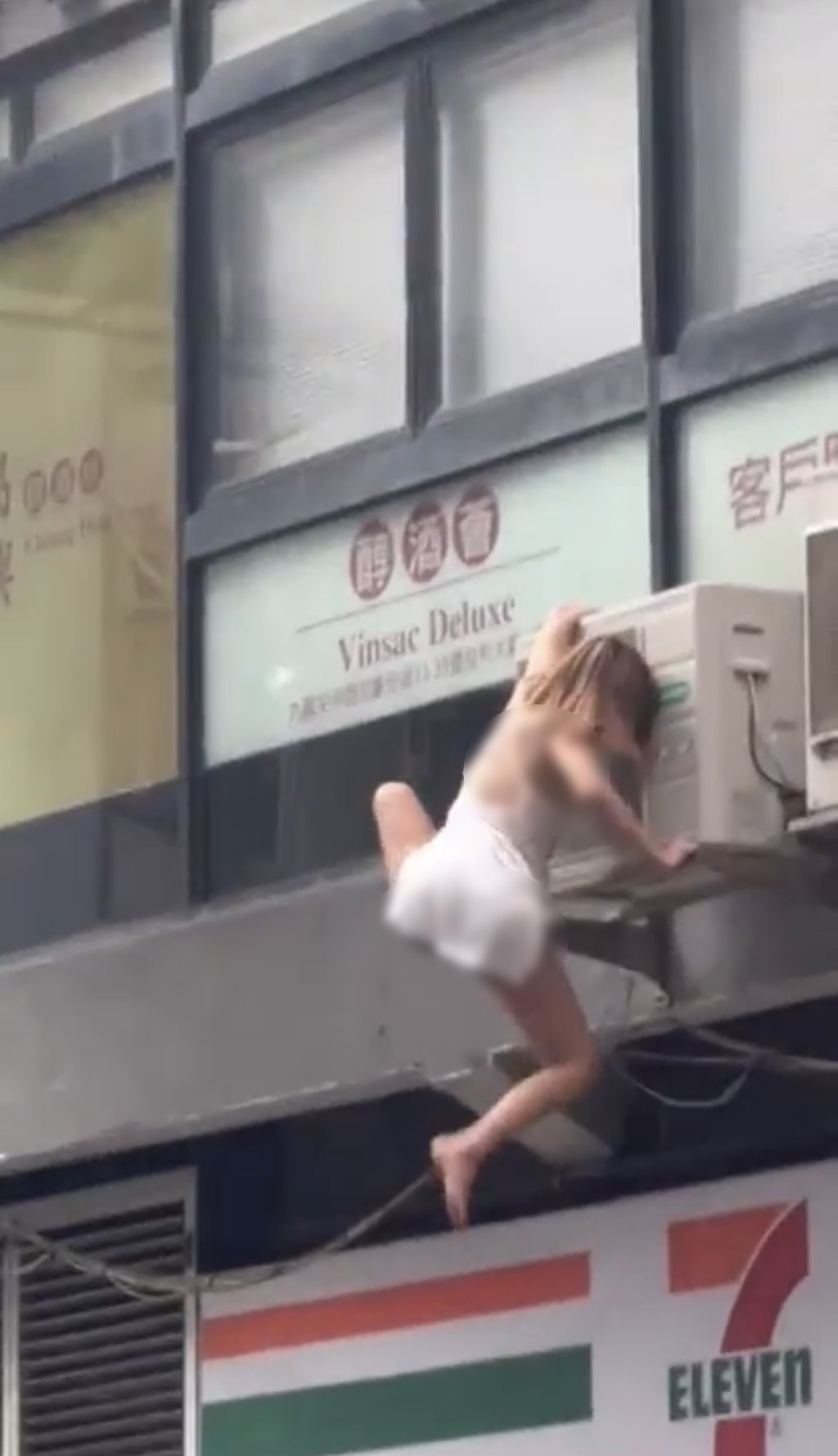 警方今年9月22日在尖沙咀性厦「发利大厦」扫黄，一名仅穿贴身吊带内衣的泰国性感女子爬墙落楼，其后被揭发是男儿身。(影片截图)
