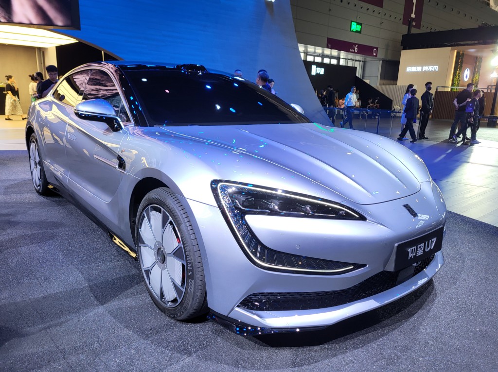 深圳比亚迪BYD占据整个1号展馆，展出最新仰望U7电动旅行跑车。