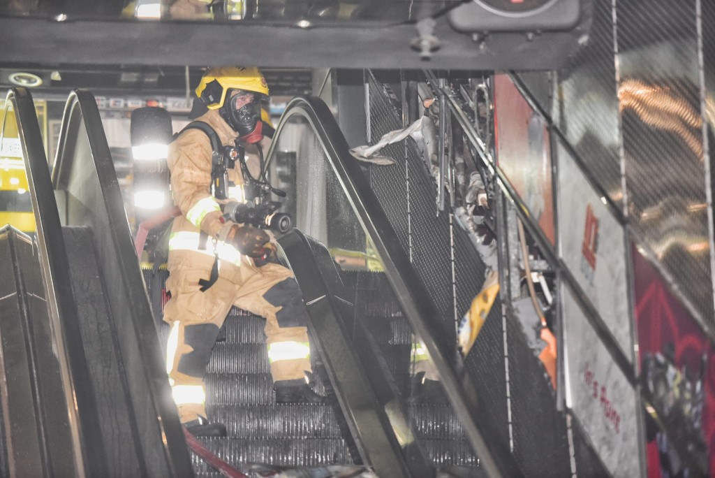 連接地下至1樓扶手電梯旁的電燈箱起火冒煙。
