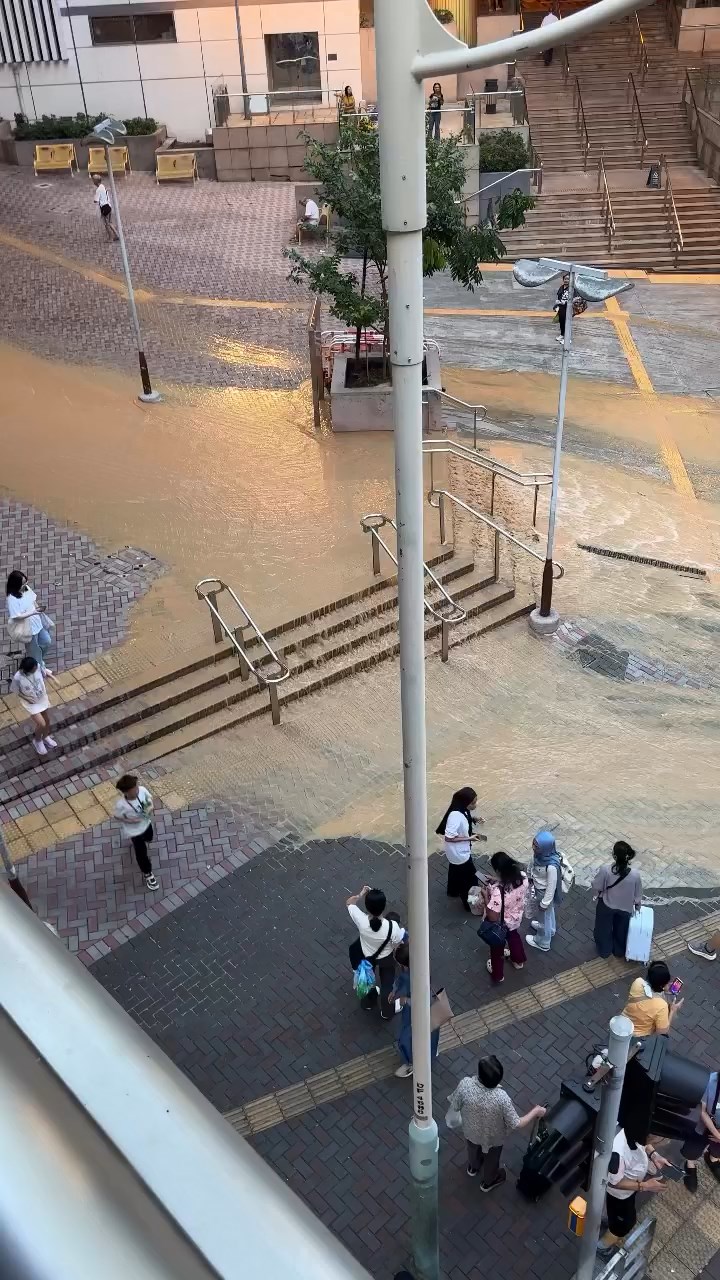 藍田爆鹹水管變黃河。網上片段截圖 藍田爆鹹水管變黃河。網上片段截圖