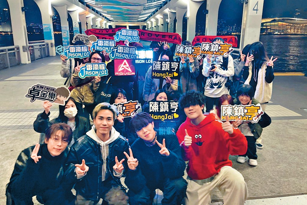 樂隊ROVER平安夜由下午唱到深夜,與眾同樂。