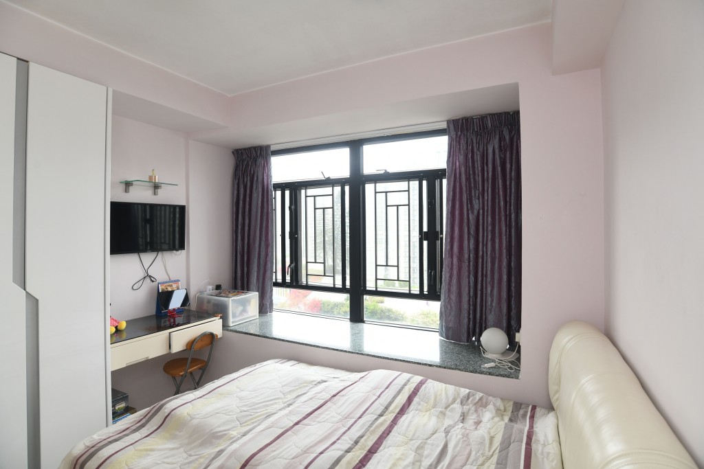 主人套房放有雙人大牀後，還有位置容納衣櫃及梳妝台。