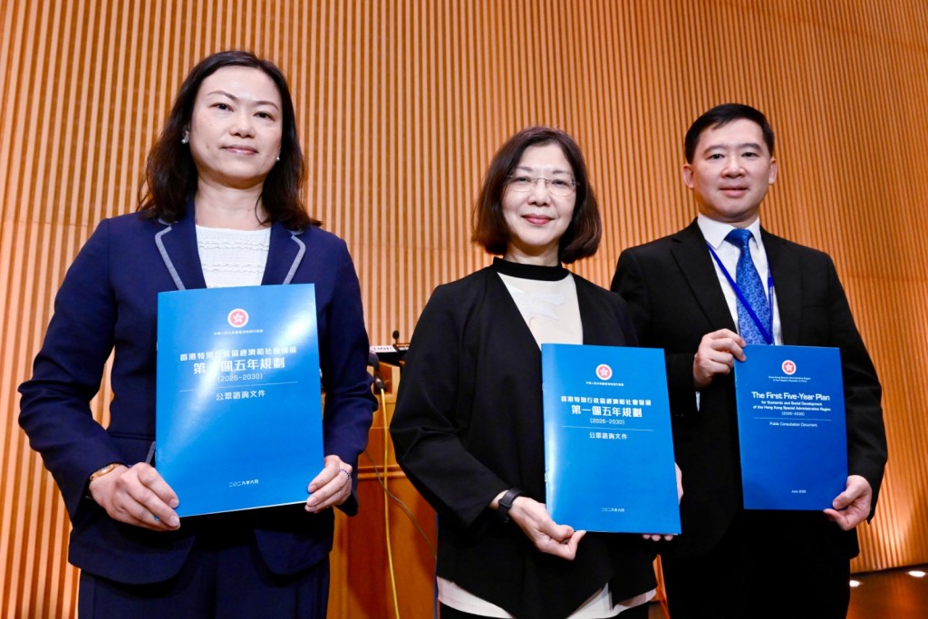 政制及內地事務局局長謝小華（中）、副局長胡健民（右）及常任秘書長黃少珠（左）。