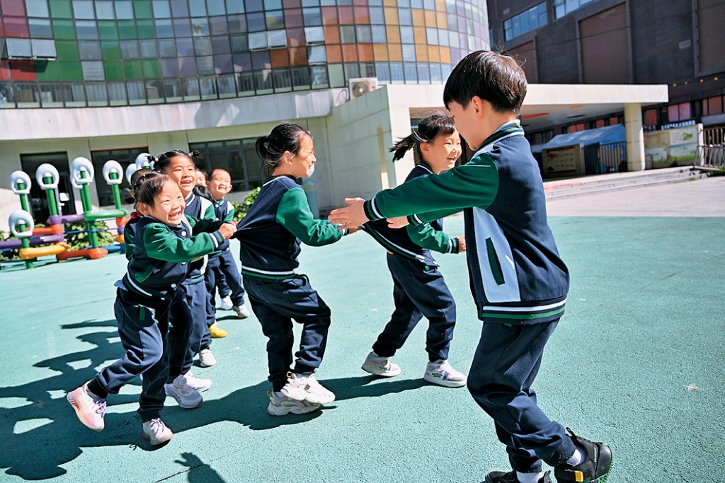 呼和浩特一間幼稚園內,小朋友在玩遊戲。