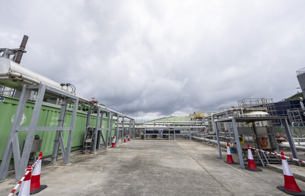 綠氫項目設於新界東南堆填區內，威立雅將在現有的沼氣處理廠房，加 設管道傳送沼氣至綠氫生產站。