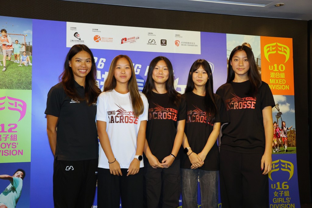 史卓妍（左一)跟她的U16女子隊一同出席記者會。徐嘉華攝