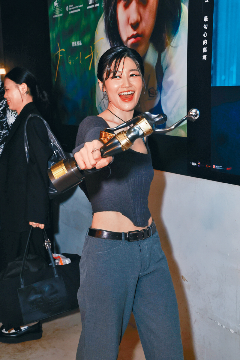 鄧濤笑言片酬夠生活兼交租。