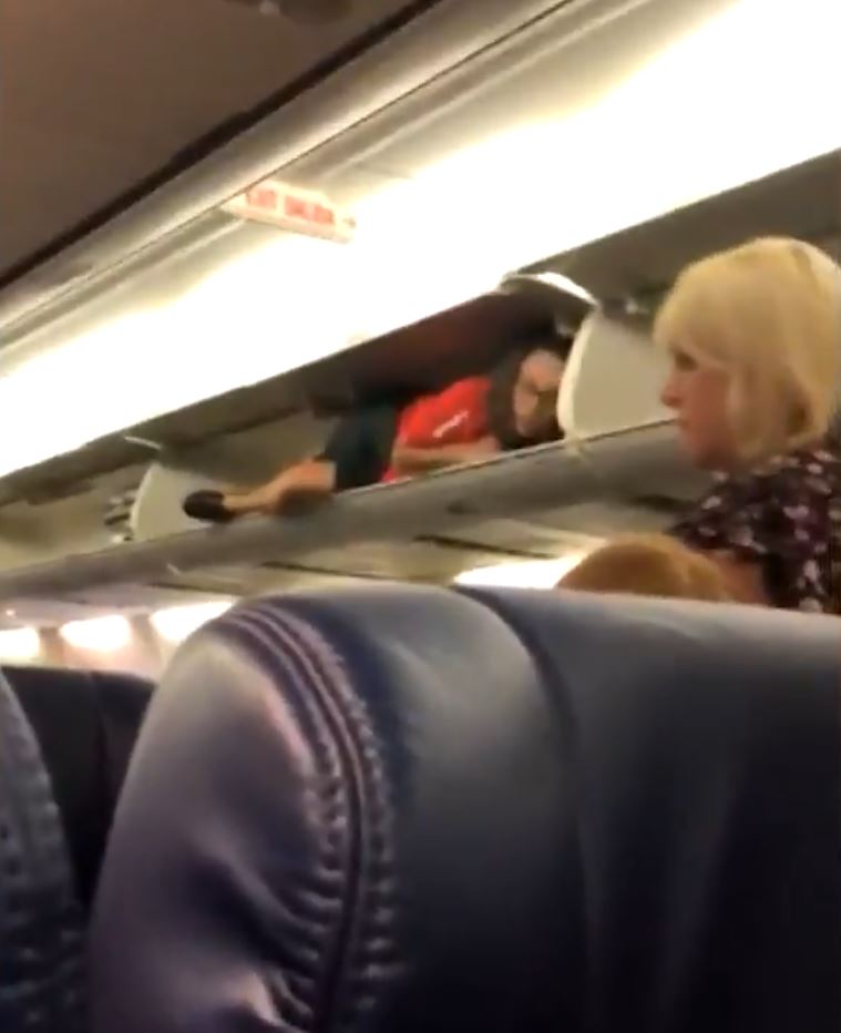 美国廉航西南航空5年前也有空姐爬上行李架“躺平”。