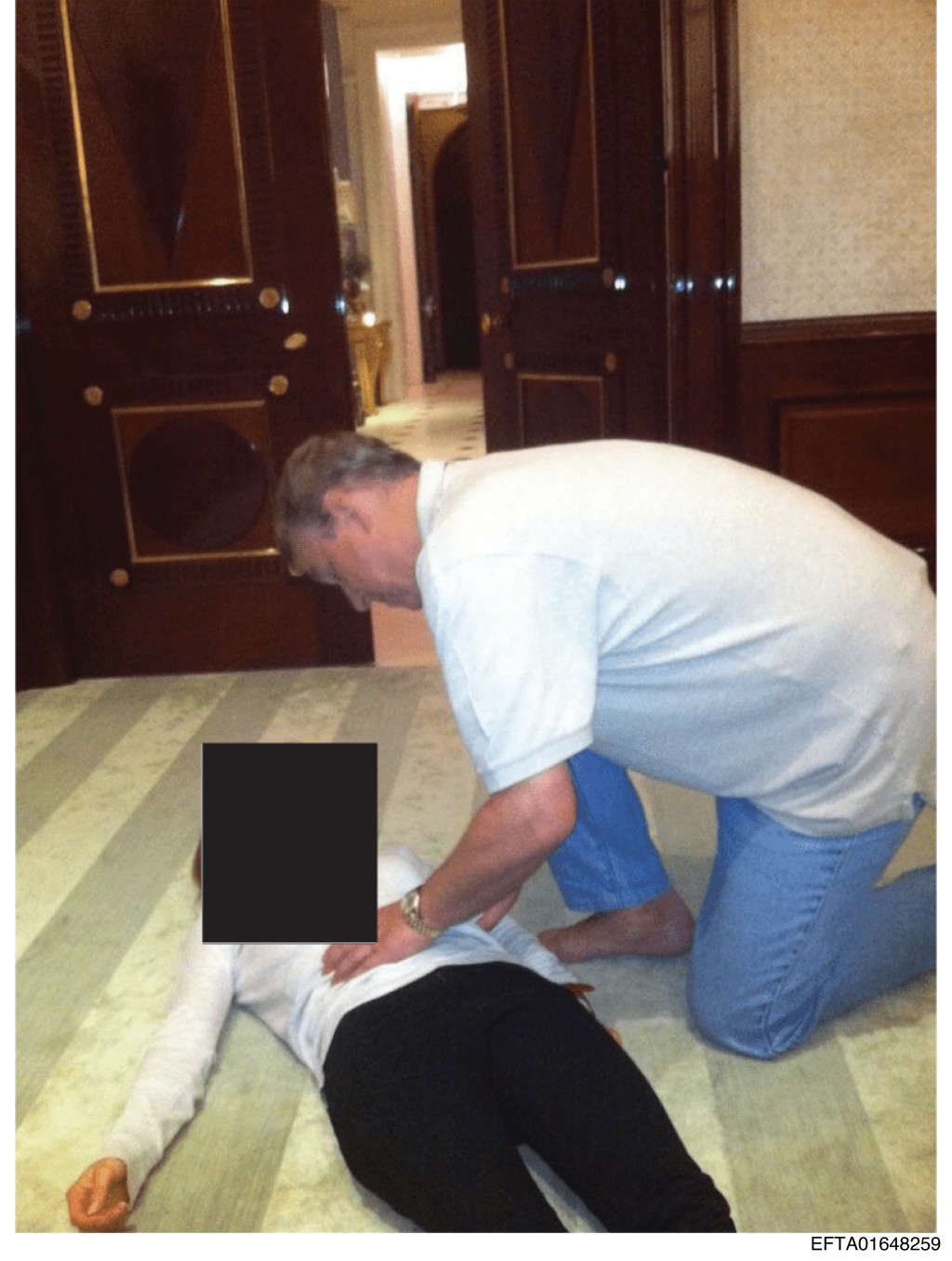 美國司法部日前公開的已故性罪犯愛潑斯坦案文件中，驚現數張疑似英國安德魯王子的不雅照片，引發外界譁然。 美聯社