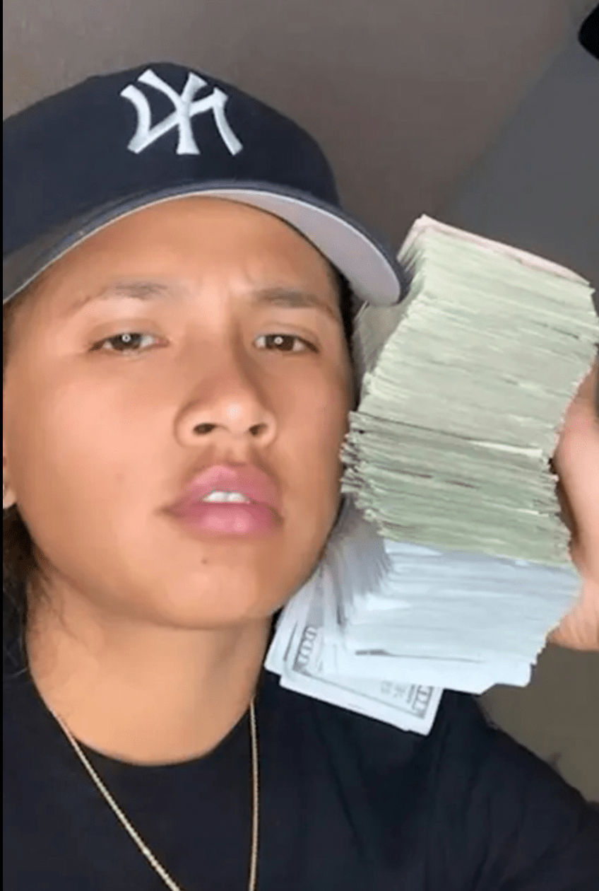 馬格達米特在網上炫富,手中拿着一大叠百元美鈔。加州警方圖片 馬格達米特在網上炫富,手中拿着一大叠百元美鈔。加州警方圖片