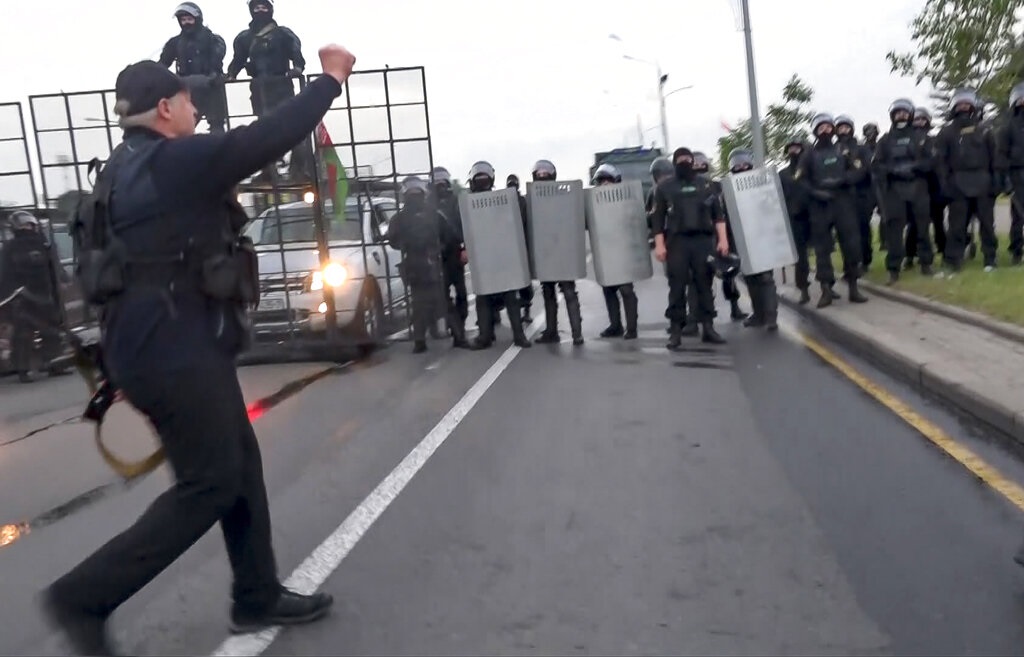 卢卡申科之后到官邸外的警方防线,亲自感谢警方,警员报以掌声。AP图片