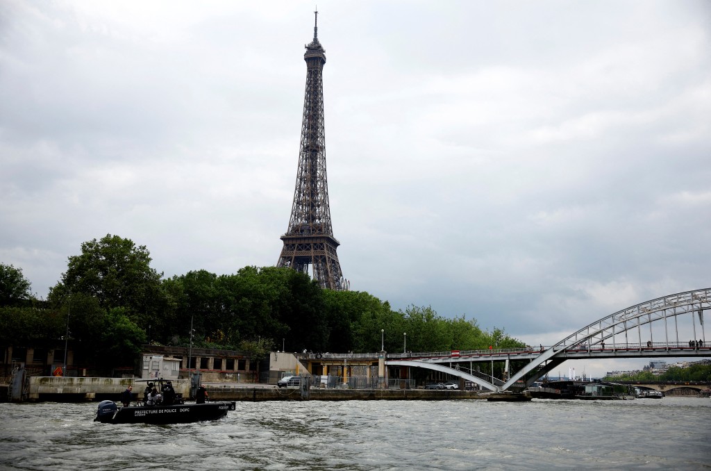 法國政府希望塞納河從2025年夏季起可開放給大眾游泳。 路透社