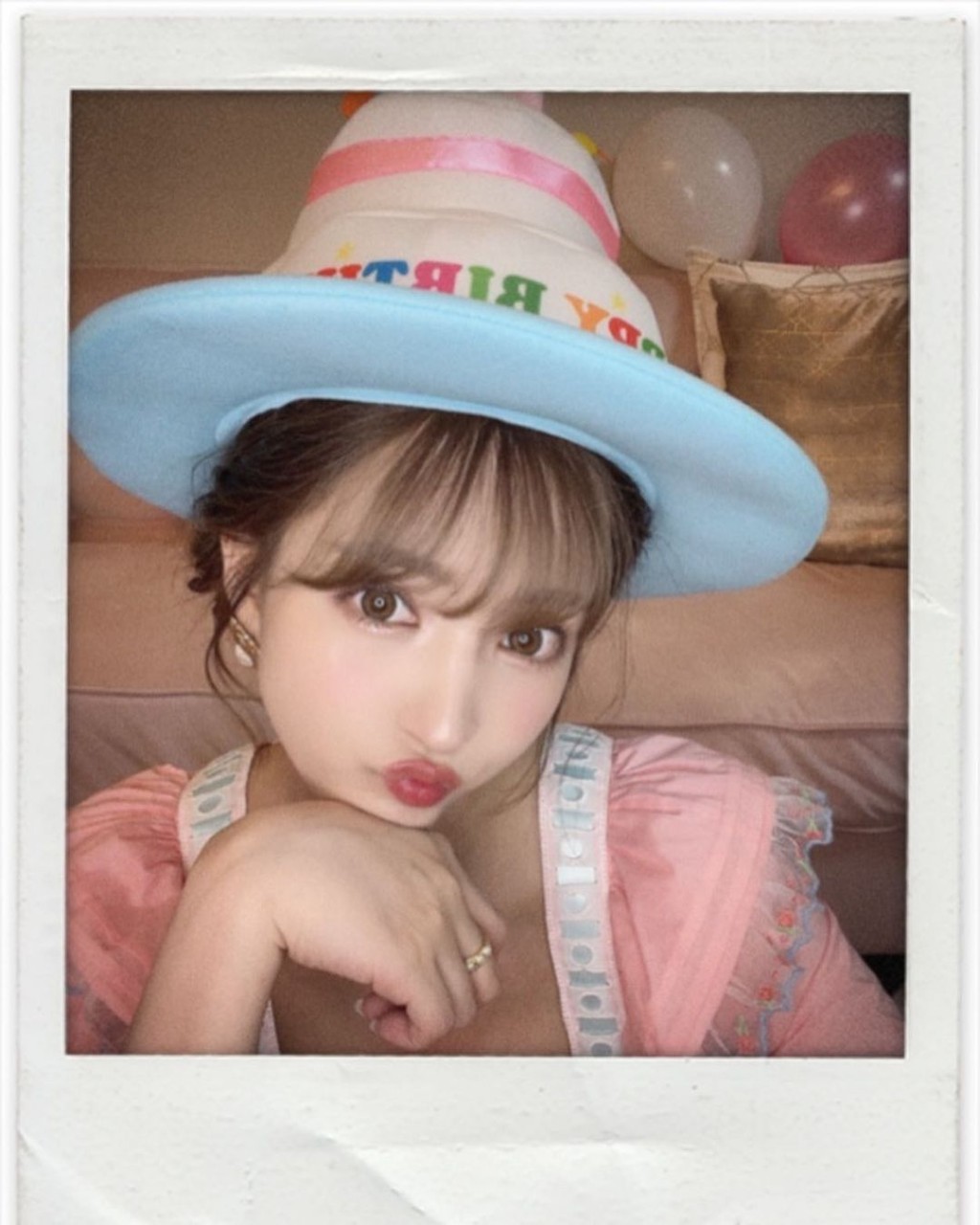 睇佢頂帽都估到有開生日Party。