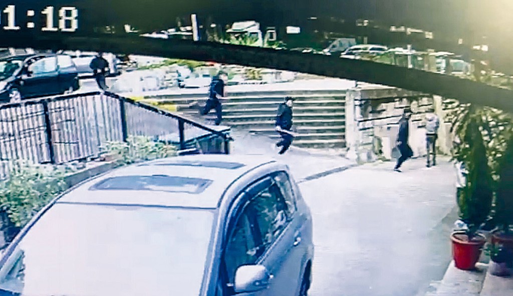 「天眼」拍攝到四名兇徒分持刀斧衝入石廠襲擊東主。