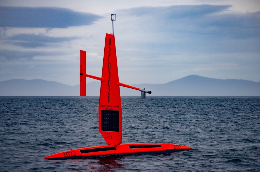 新型的Saildrone長達72英尺（22米），重量14噸，攜帶一系列通常載人測量船才攜帶的高精密聲納儀器，剛從三藩市抵達夏威夷。
