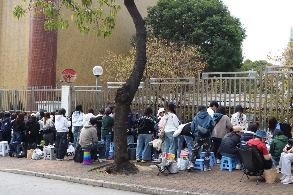 過百粉絲擔定凳仔、露營椅在商台門外守候Ian。