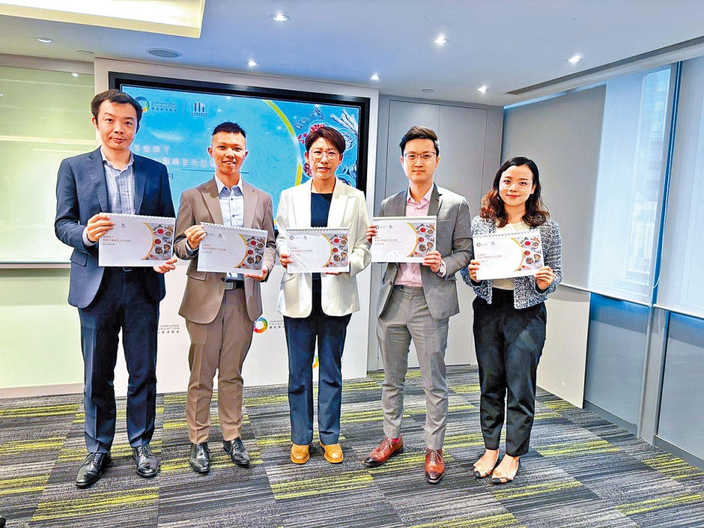 团结基金建议加强中西医公私营协作，左起：夏楠、周嘉俊、林蓓茵、叶文祺、舒振慧。
