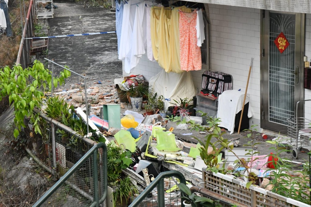 地上滿布瓦礫雜物。