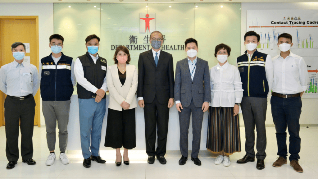 盧寵茂(中)到訪衞生署。政府圖片