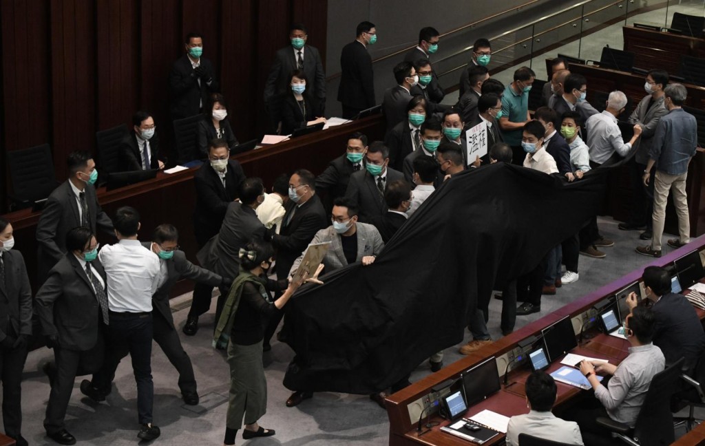 民主派議員拉起黑布。