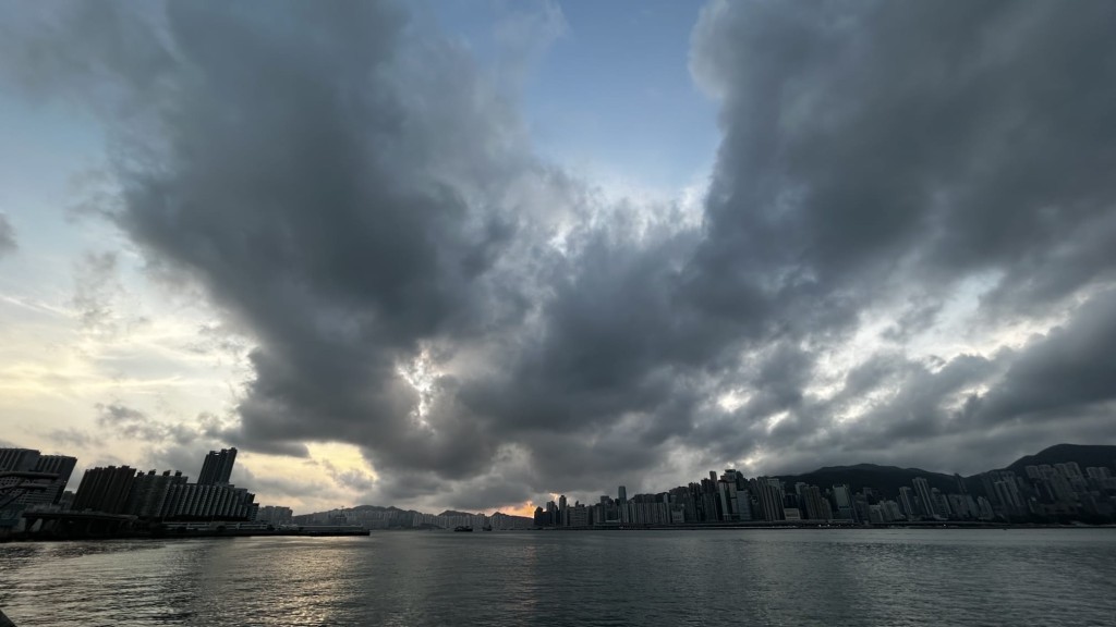 本港地區今日部分時間有陽光，局部地區有驟雨。蔡楚輝攝