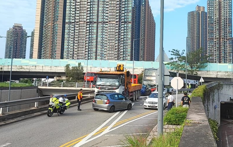 私家車與吊臂車相撞後掉頭。fb香港突發事故報料區圖片