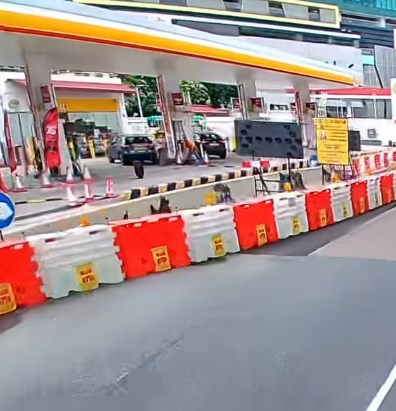 此情此景,回應的網民都「笑到甩轆」 指「個轆奔向自由」,並感嘆「碌到咁 遠」、「慘了,迫力碟都甩埋」、「第 一次見到真正嘅快到甩轆~~」。fb「車cam L(香港群組)」截圖 此情此景,回應的網民都「笑到甩轆」 指「個轆奔向自由」,並感嘆「碌到咁 遠」、「慘了,迫力碟都甩埋」、「第 一次見到真正嘅快到甩轆~~」。fb「車cam L(香港群組)」截圖