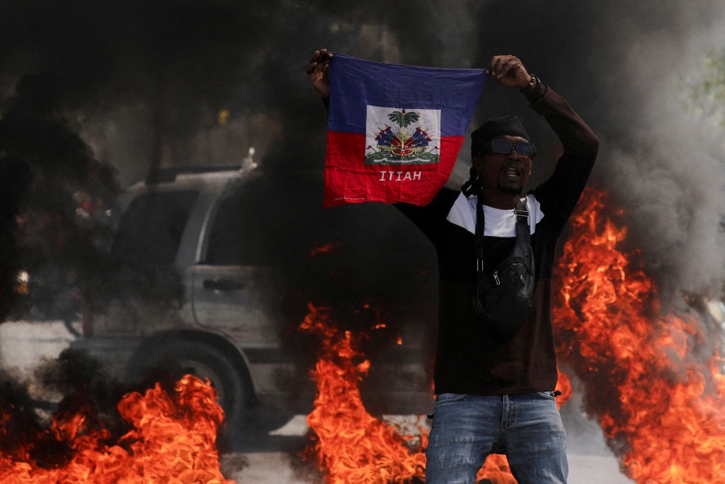 海地上周五爆發反政府騷亂，多處火光熊熊。路透社