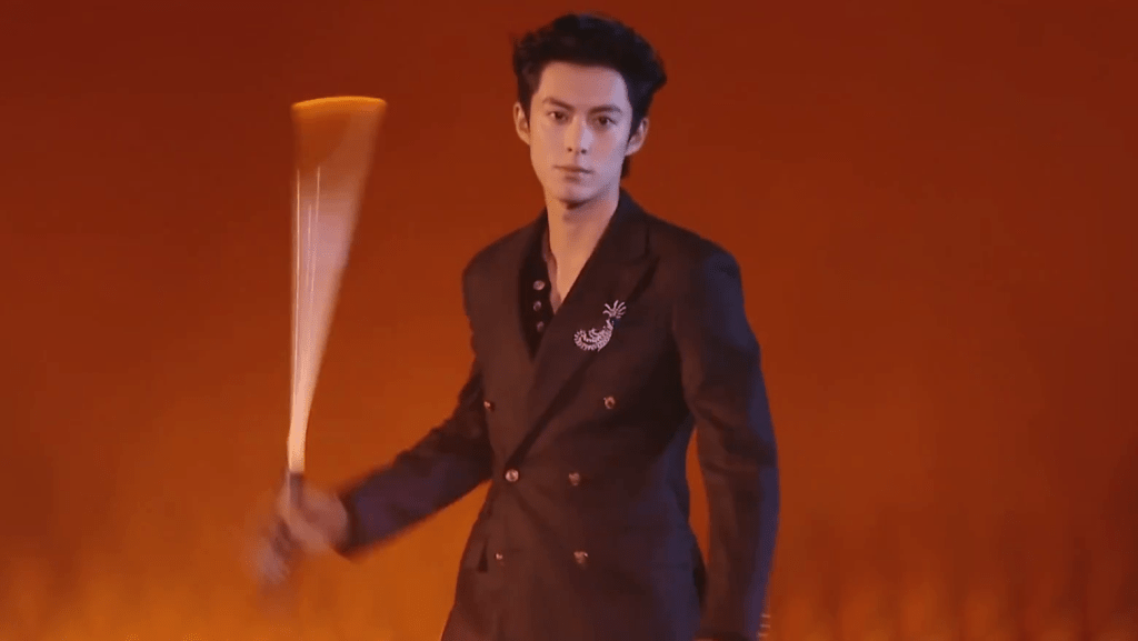 王鶴棣同台炸場，智元機械人靈犀X2亮相湖南衛視爆紅。