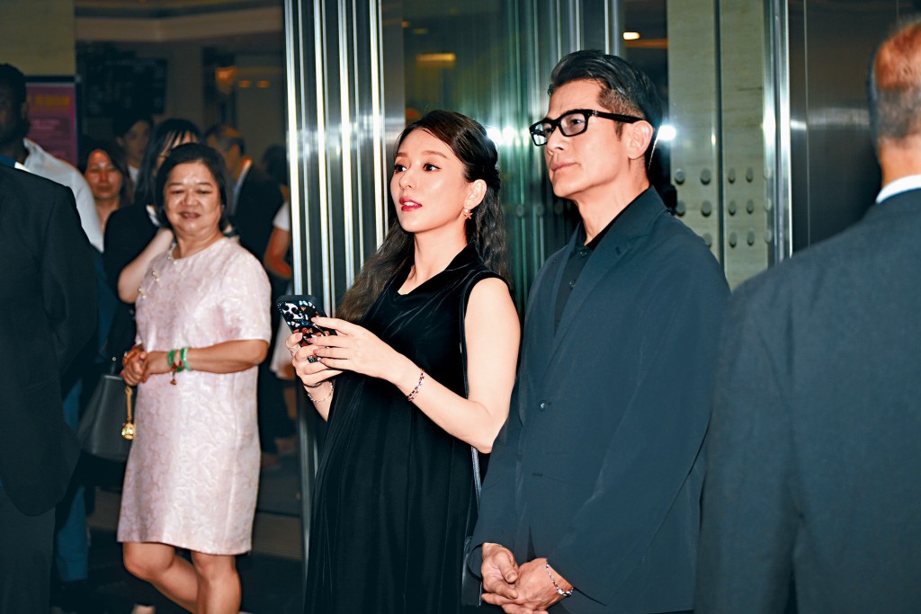 方媛挺住巨肚陪城城見證愛駒出戰。