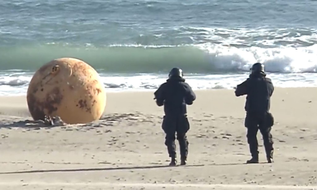日本海边惊现「神秘铁球」。TWITTER图
