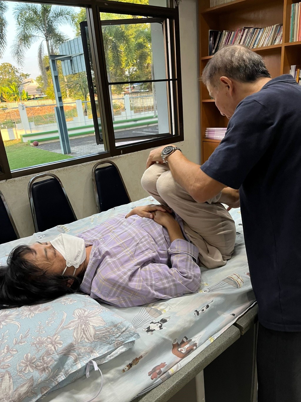 霍醫師不時義診，為長者及痛症患者提供治療服務。(香港紅十字會提供)
