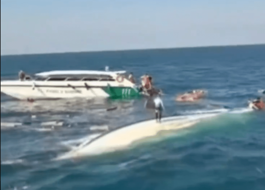 多名乘客意外後墮入海中待救。 X@PrzemekShura 影片截圖