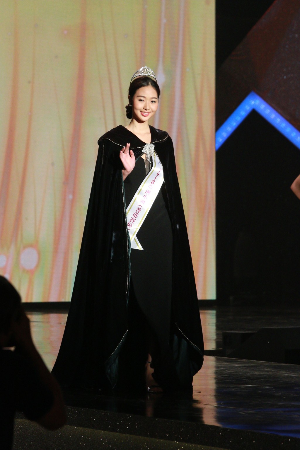 有過17年參加港姐經驗，Sheryl在18年再參加亞姐順利當選冠軍。