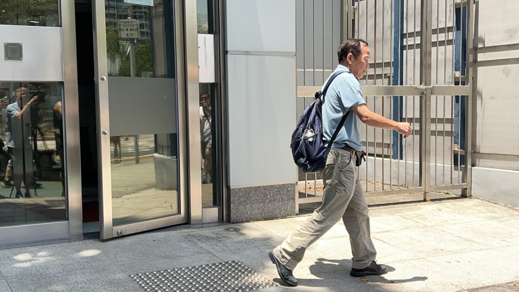 姜嘉偉生父協查後離開警署。蔡楚輝攝 姜嘉偉生父協查後離開警署。蔡楚輝攝