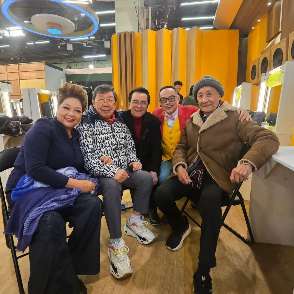 李家鼎(右一)今年初現身時的狀態令人關注。 李家鼎(右一)今年初現身時的狀態令人關注。