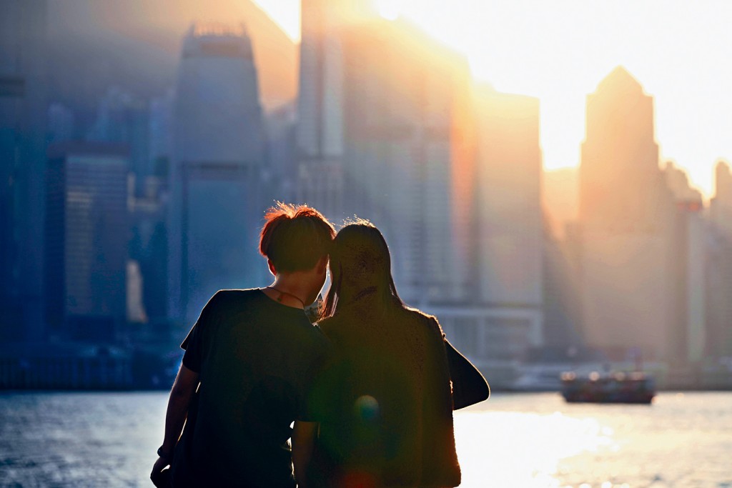 不少人选择光顾交友配对公司，期望早日觅到另一半。